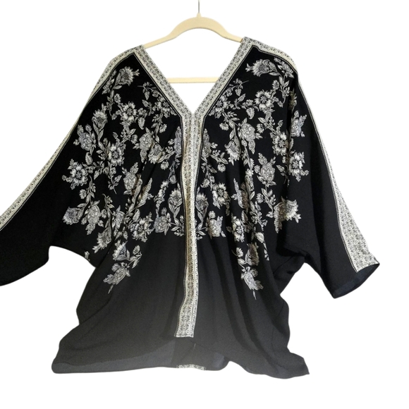 Rose & Olive Tops - Rose & Olive Black and White Floral Top